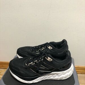 New Balance Fresh Foam 680 Black and White Athletic Sneakers Size 8.5